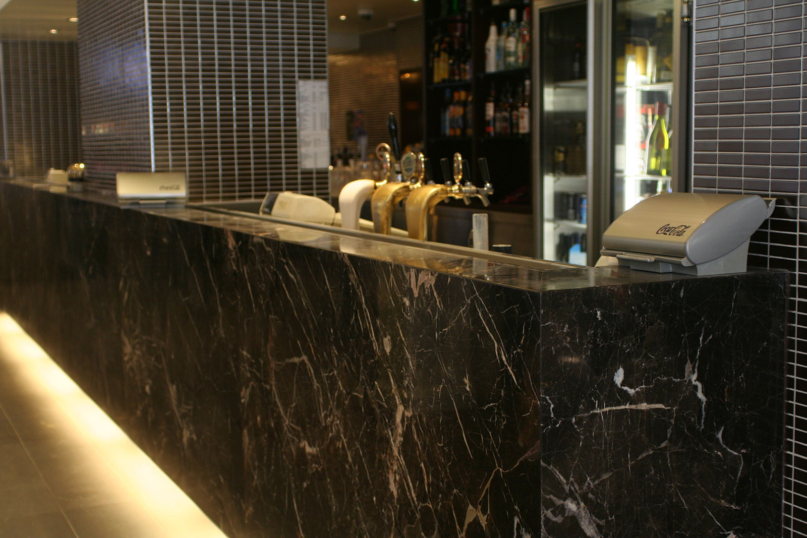 marble kichen counter bar top with waterfalls